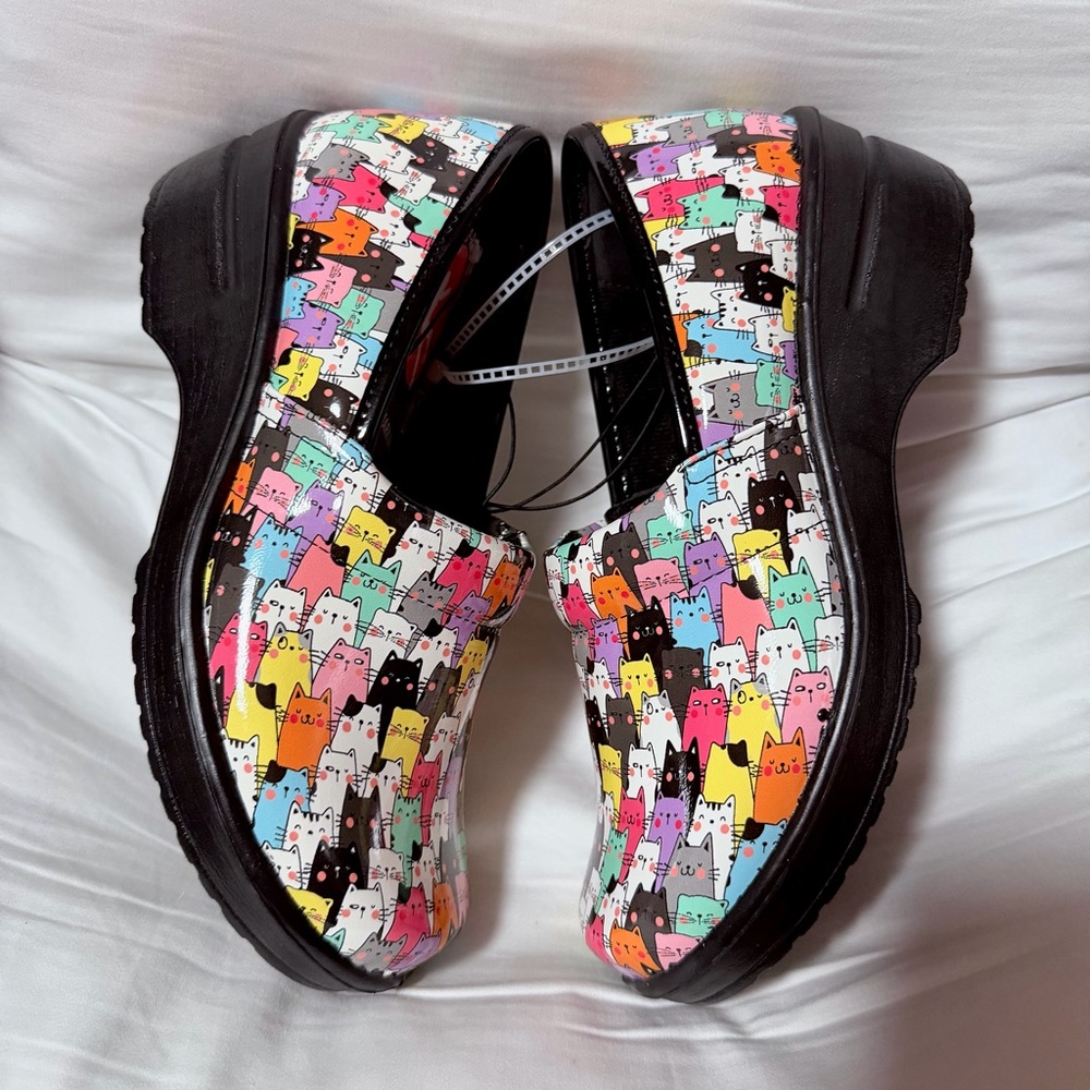 💖 NEW Easy Street Multicoloured Cat Print Clogs Size US 7 Women's